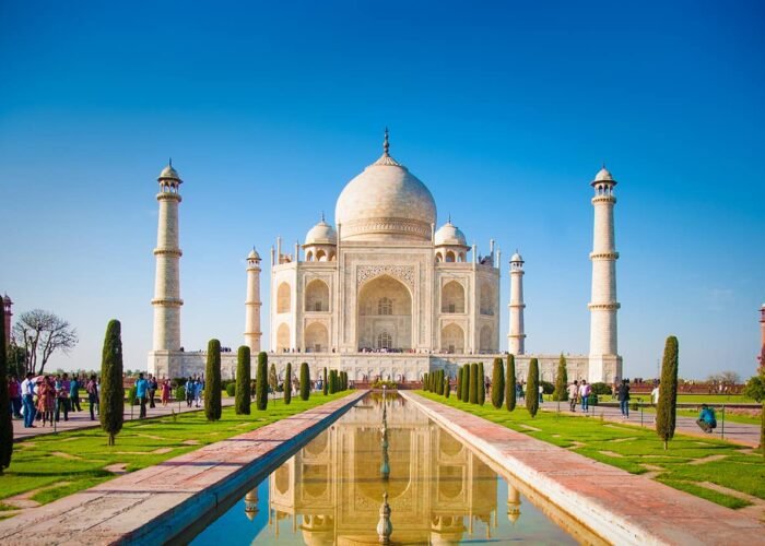 Taj Mahal e jardins em Agra, Índia.