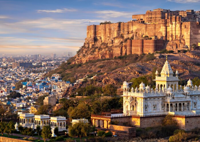 Forte de Mehrangarh acima das casas de Jodhpur, Rajastão, Índia.