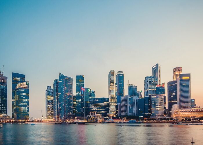 Arranha-céus de Singapura ao pôr do sol.