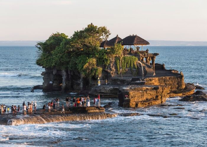 Templo de Tanah Lot sobre rochas junto ao mar, em Bali, Indonésia.