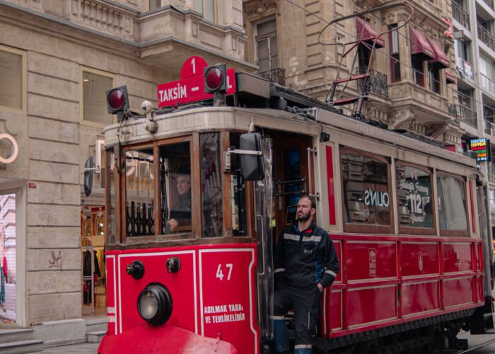 Bonde vermelho entre edifícios de uma rua de Istambul, na Turquia.