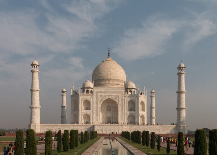 Taj Mahal visto de frente em Agra, Índia