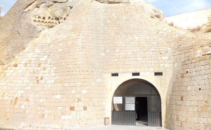 Entrada da Tokalı Kilise, uma das igrejas da Capadócia, escavada na rocha em Göreme.