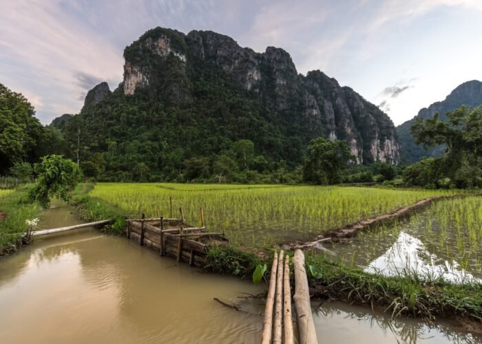 Montanhas cársticas e campos verdes em Vang Vieng, no Laos.