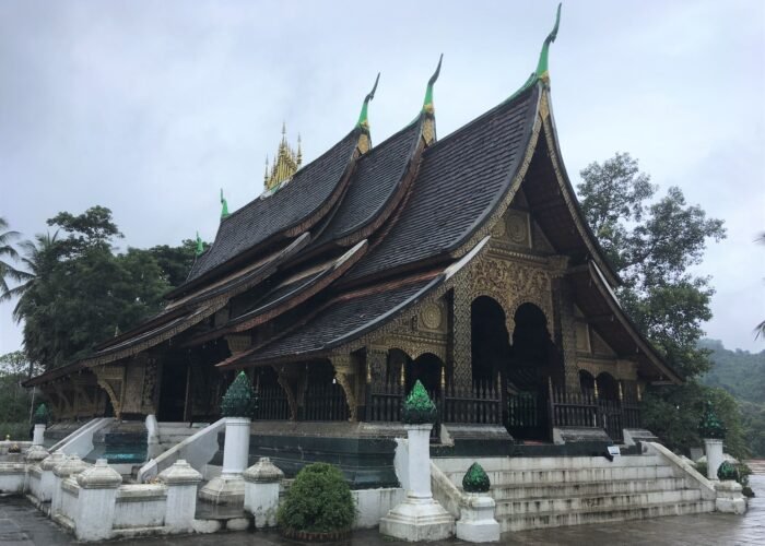 Arquitetura e telhados do templo Wat Xieng Thong em Luang Prabang