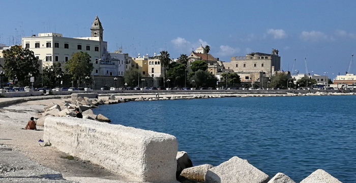 Bari e o Lungomare Imperatore Augusto. Imagem de contexto da cidade de chegada.